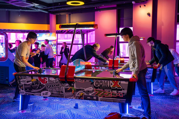 Wie wint het potje airhockey?