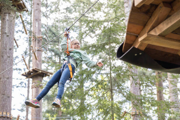 Klimbos Lage Vuursche: Aan het ziplinen