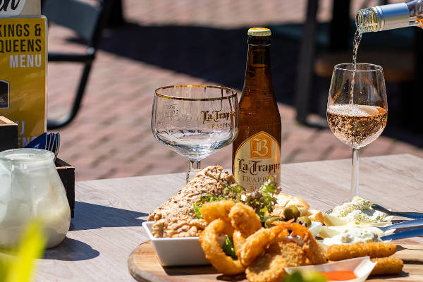 Drankje doen op het terras bij Kings & Queens Zutphen