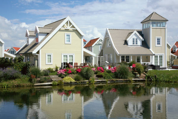 Gekleurde vakantiehuizen aan het water