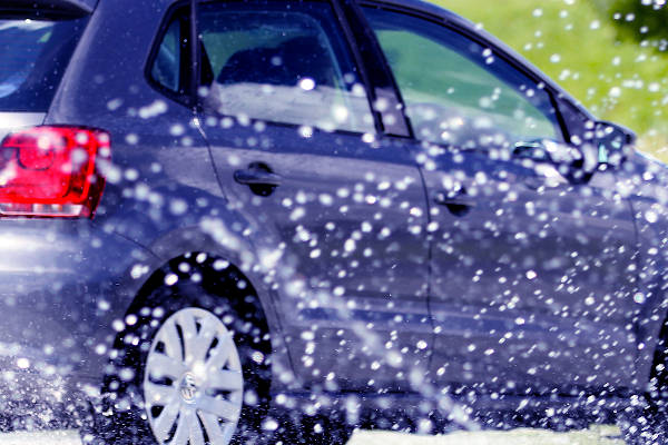 Auto rijd door het water heen