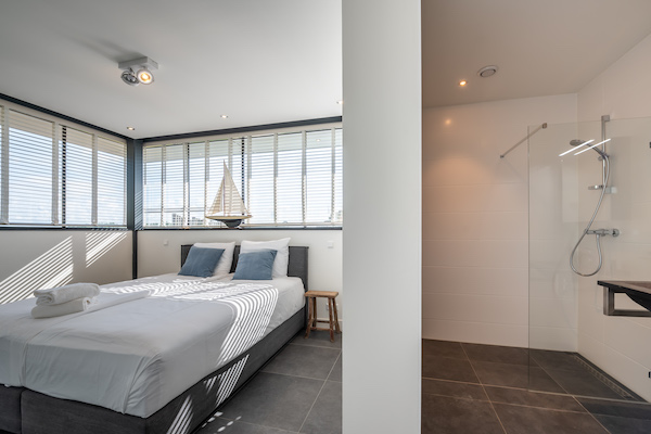 Slaapkamer met badkamer