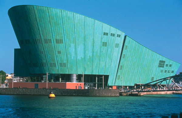 Vooraanzicht van het mooi vormgegeven Nemo museum