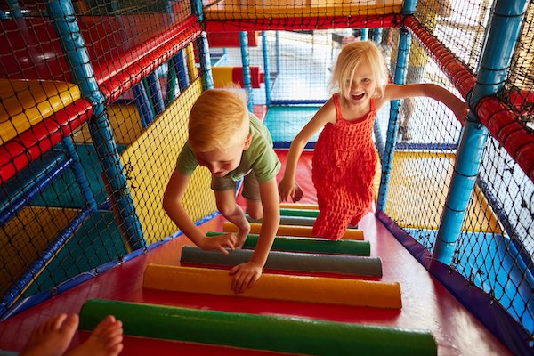 Ook de kinderen zullen zich vermaken in de binnen- of buitenspeeltuin