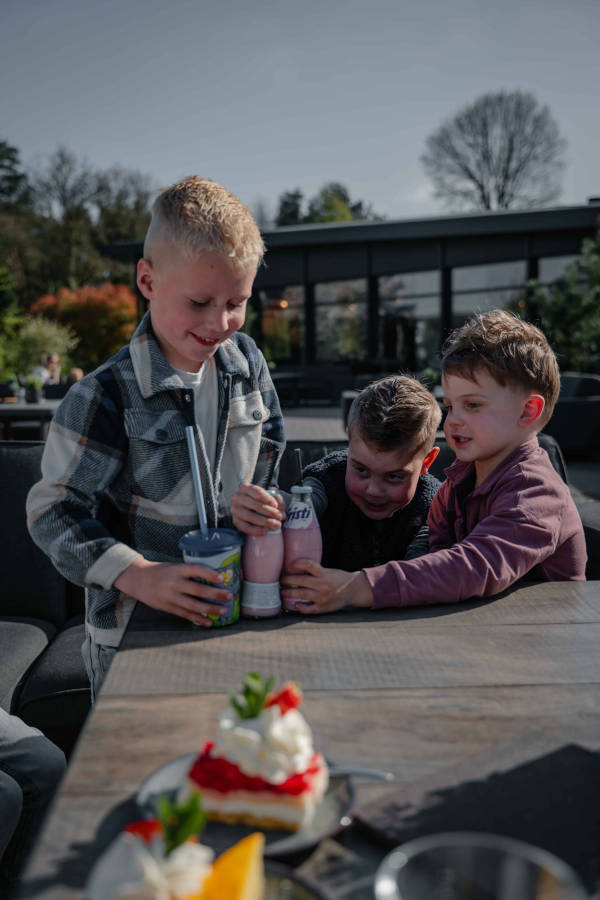 Kinderen met drankjes
