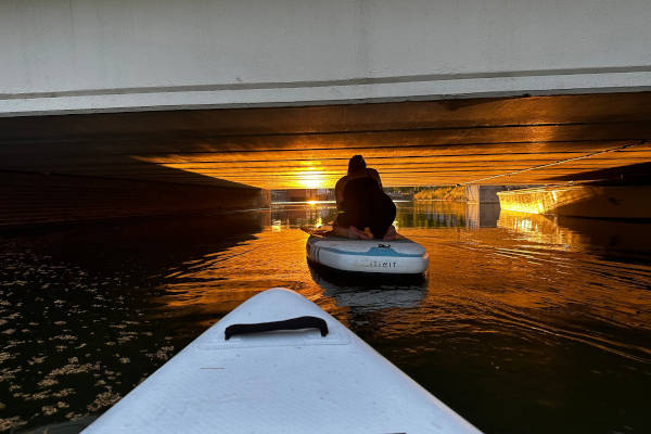 Onder de brug door