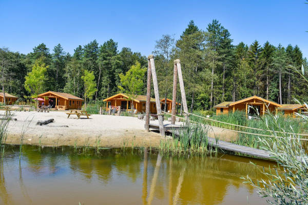 Loopbrug met vakantiehuizen