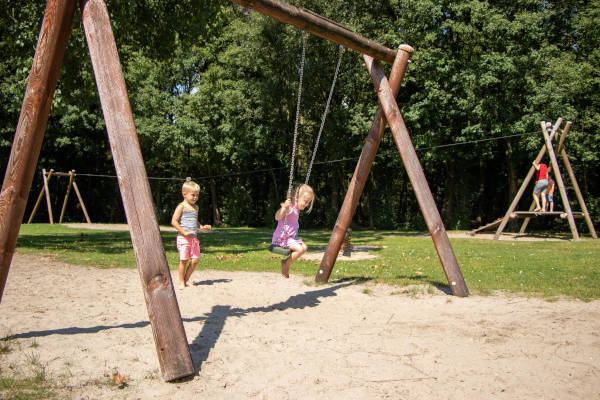 Recreatiepark De Voorst: Schommelen in de speeltuin