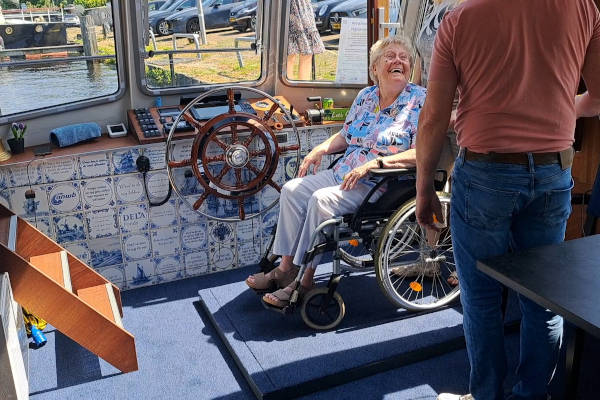 Mevrouw in de rolstoel aan boord