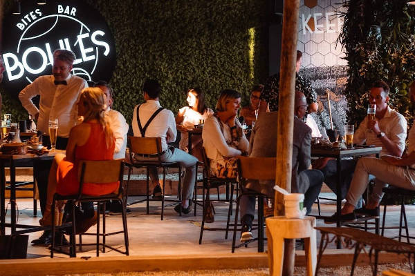 Geniet van lekker eten in het restaurant