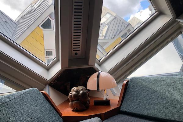 Uitzicht op andere kubus woningen