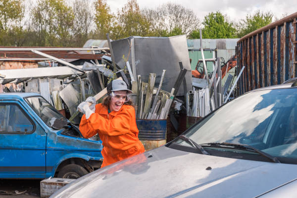 Auto slaan met een hamer