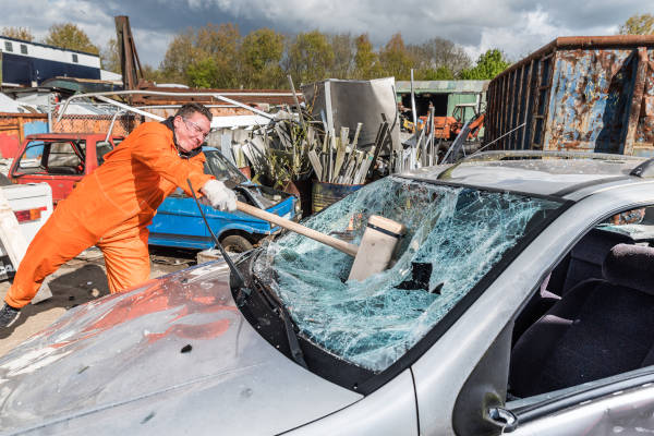 Voorruit kapot slaan