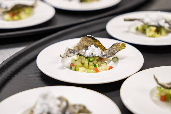 Salade van komkommers en meloenparels