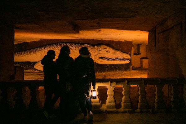 Zandsculptuur van een krokodil