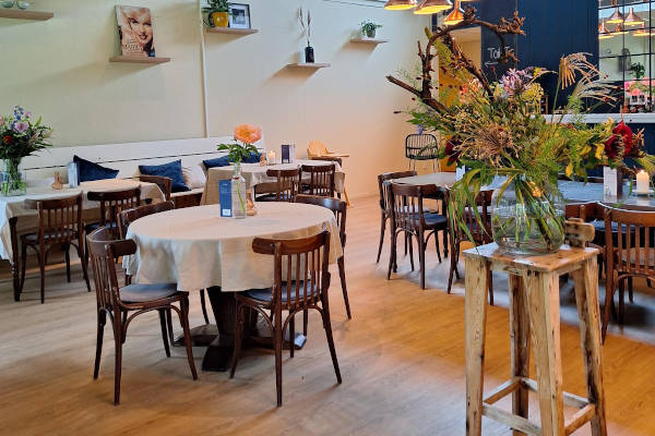 Binnen in het restaurant
