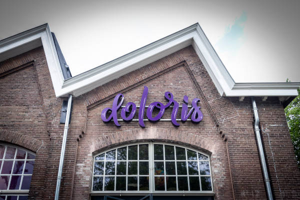 Voorkant van het gebouw