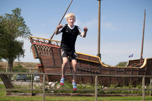 Attractiepark de Goudvis: Op de trampoline trucjes doen