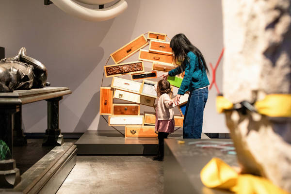 Centraal Museum Utrecht: Meisje kijkt naar de lades