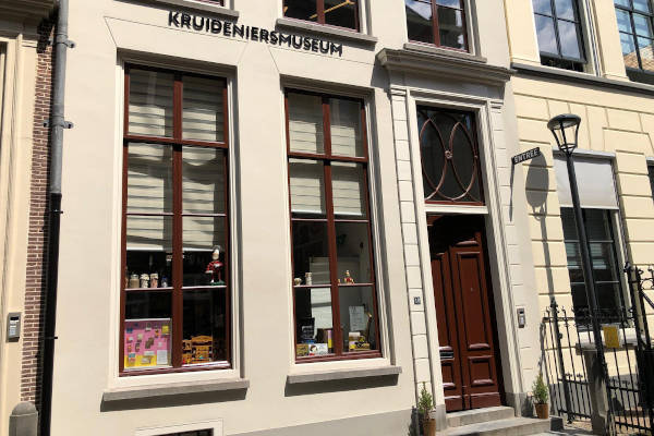 Voorkant van het gebouw