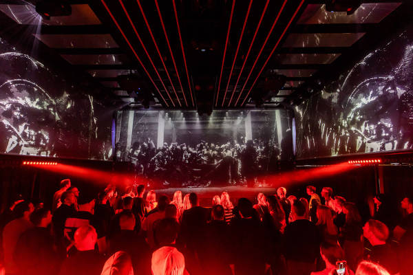 Our House: Immersieve ervaring elektronische muziek in Amsterdam