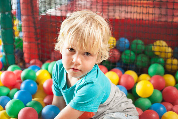 Gezellig spelen in de ballenbak van Megapret