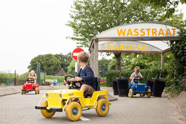 Rondrijden in het verkeerspark van Megapret