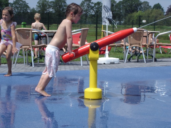 Heerlijk afkoelen in de waterspeeltuin van Megapret