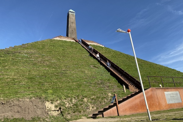 De piramide, bekroond met een obelisk