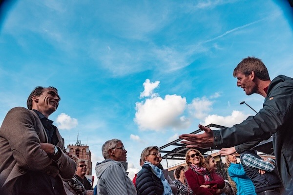 Gids Henk loopt met een groep door Leeuwarden