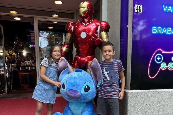 Arcade Let's Play-It: Op de foto met Iron Man en Stitch