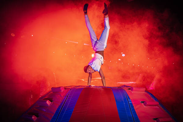 Jongen doet een handstand