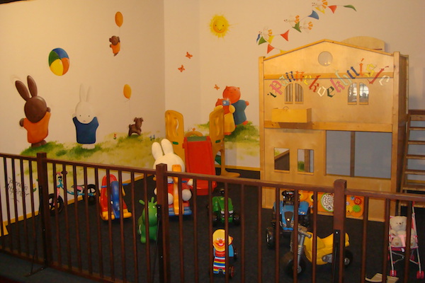 De kinderen kunnen zich erg goed vermaken in de kinderspeelhoek