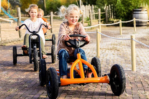 Kinderen op skelters