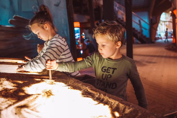 Kinderen spelen met zand