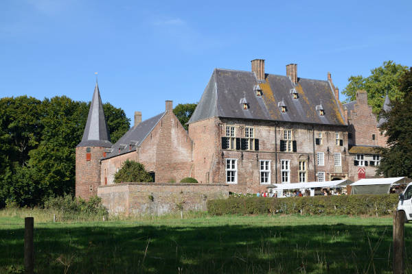 Brocante en meer op Kasteel Hernen : Kasteel Hernen