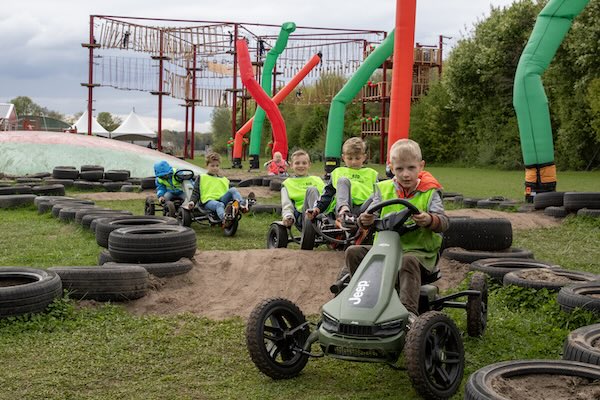 Samen skelteren met vrienden en vriendinnen