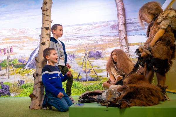 Kinderen kijken rond in het museum