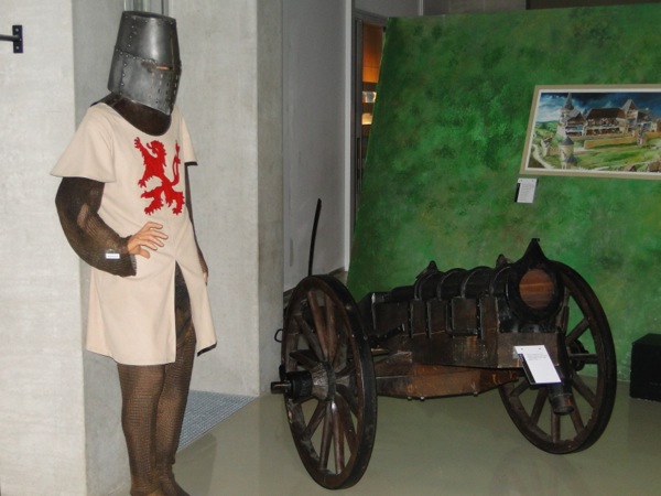 Ridder en kanon uit de Middeleeuwen in het Limburgs Museum