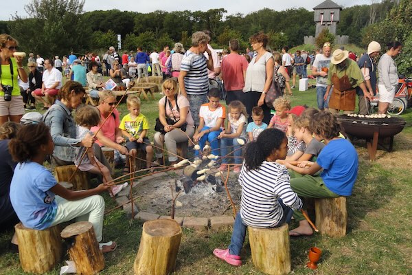 Bak samen broodjes rond het kampvuur