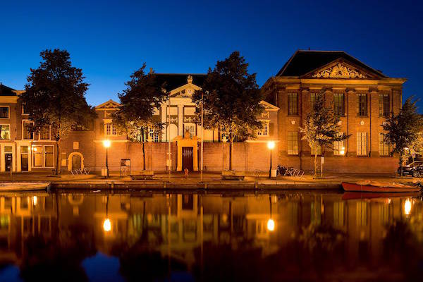 In de avond is het een plaatje om naar Museum Lakenhal te kijken