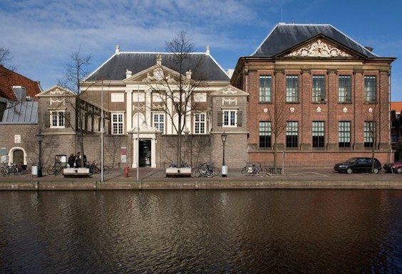 Museum De Lakenhal: Vooraanzicht vanaf de overkant