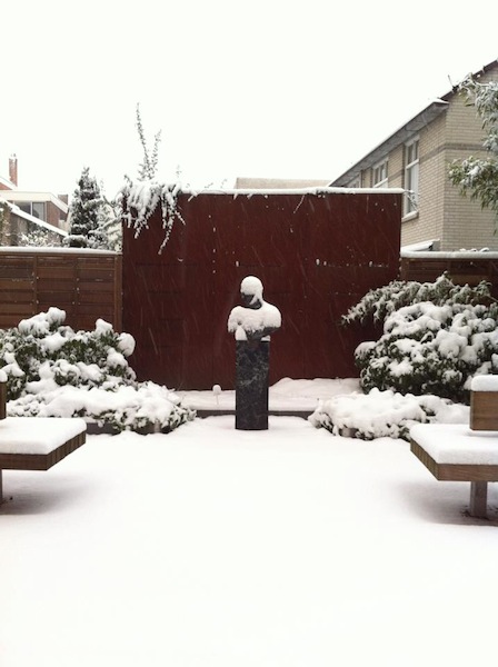 De tuin van het Sieboldhuis in Leiden verdwenen onder een dik pak sneeuw