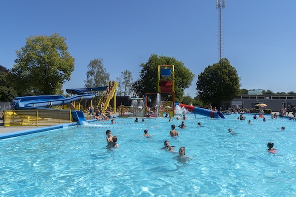 Neem een duik in het water en glij van de waterglijbaan bij BillyBird Het Run