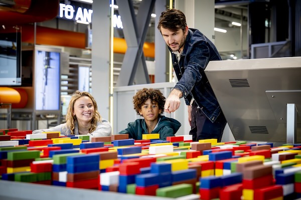 Bewonder samen de containers van de Rotterdamse Haven in miniatuurformaat