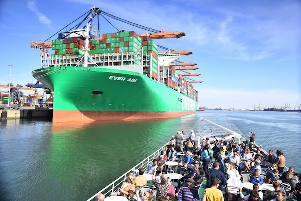 Portlantis: Varen langs een vrachtschip