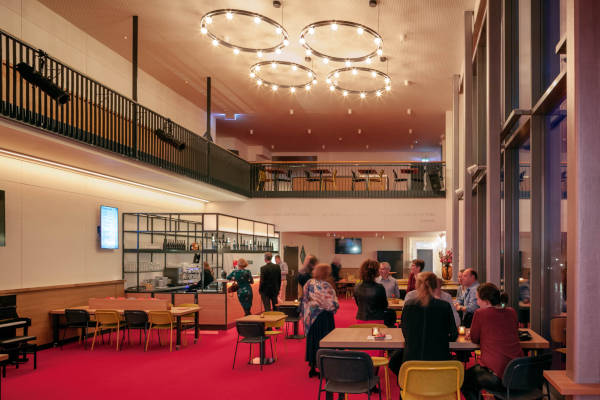 De foyer van de kleine zaal