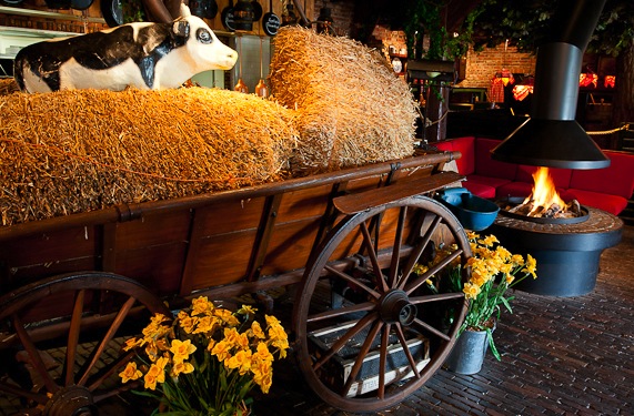 Binnen bij Pannenkoekenboerderij De Hooiberg