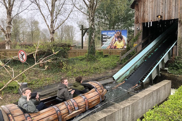 Maak een wilde tocht over het water in een boomstam