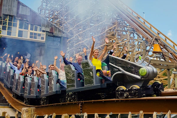 Walibi Holland: Eerste publieke rit van nieuwe achtbaan UNTAMED